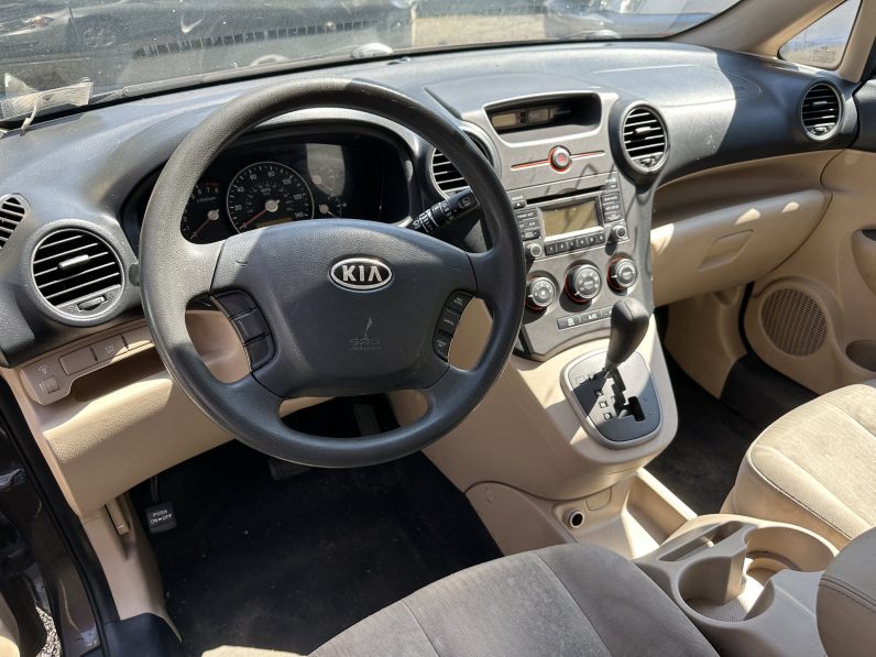 
								2010 Kia Rondo full									