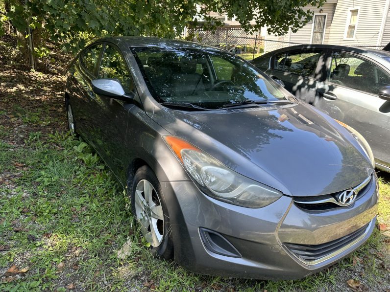 
								2011 Hyundai Elantra full									